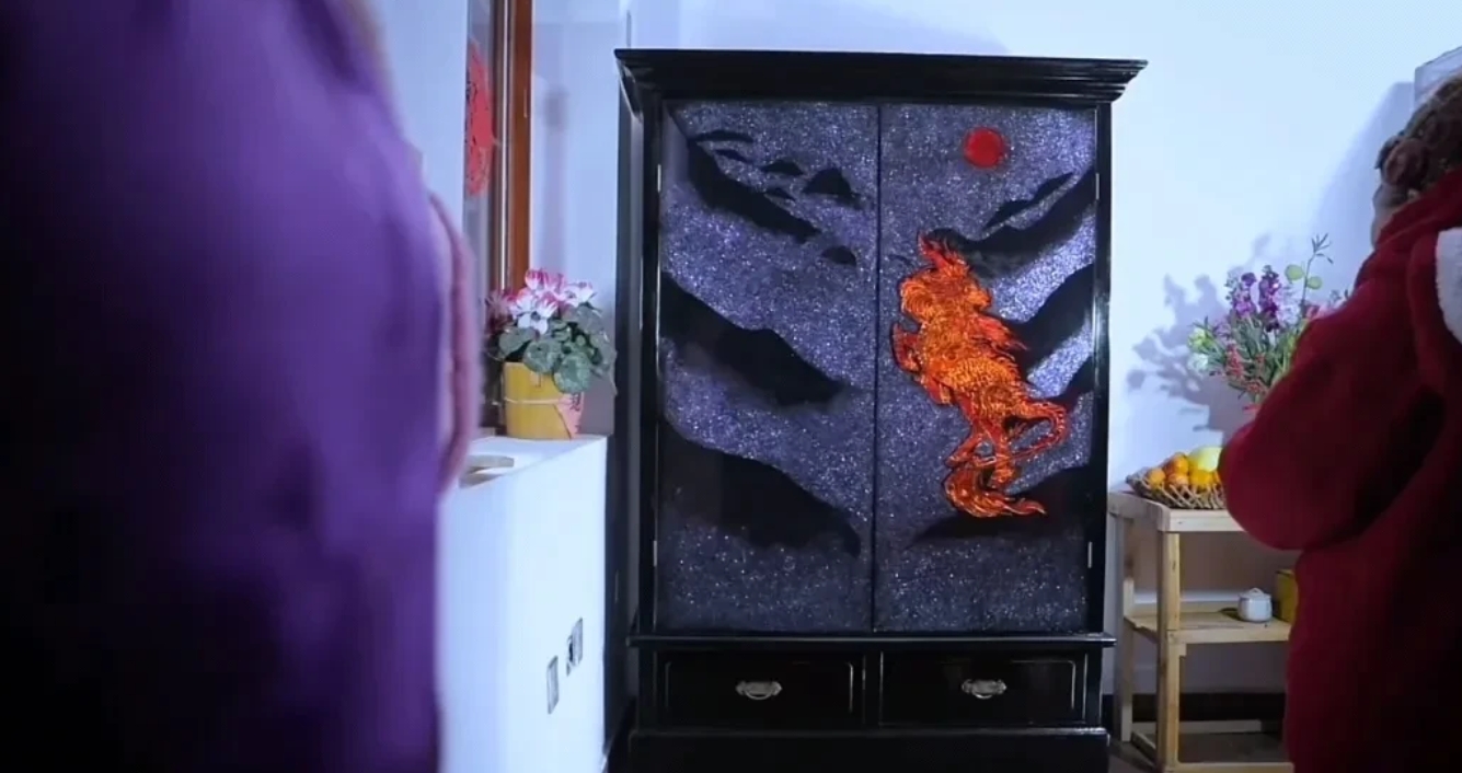 李子柒做的这个柜子，看起来真的好一般。开灯那一瞬间我真是两眼一黑，但是不敢在评论