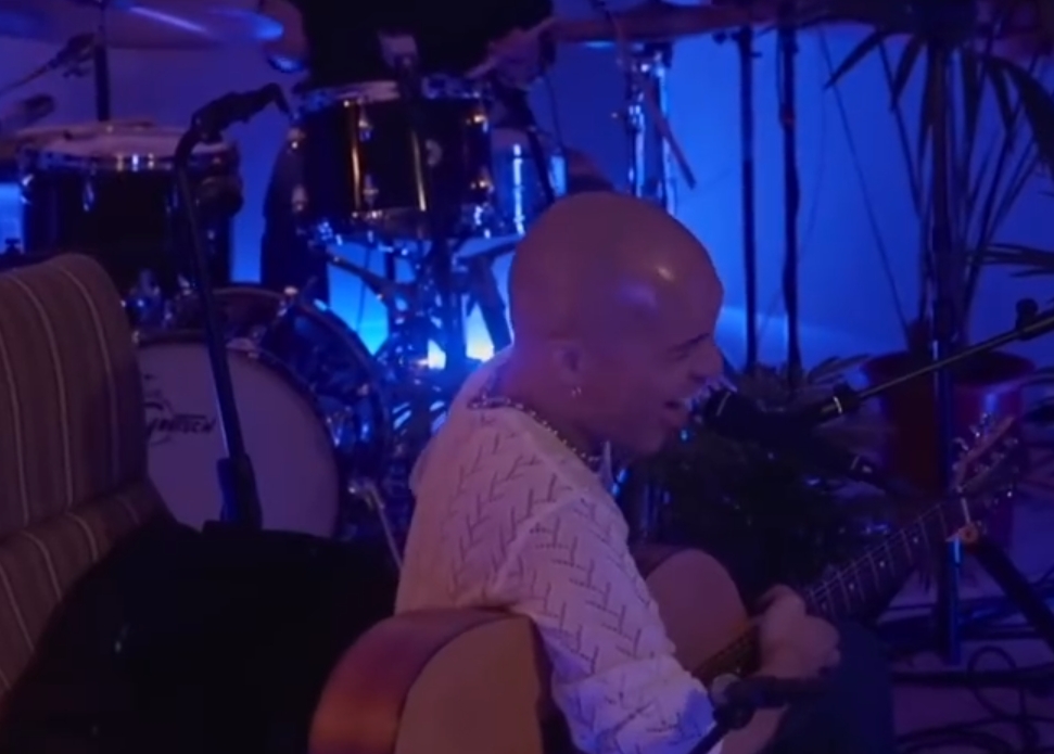 黄宣曾形容自己像一根针，在第30届金曲奖的肯定之前，他一直做着自己的音乐，

却