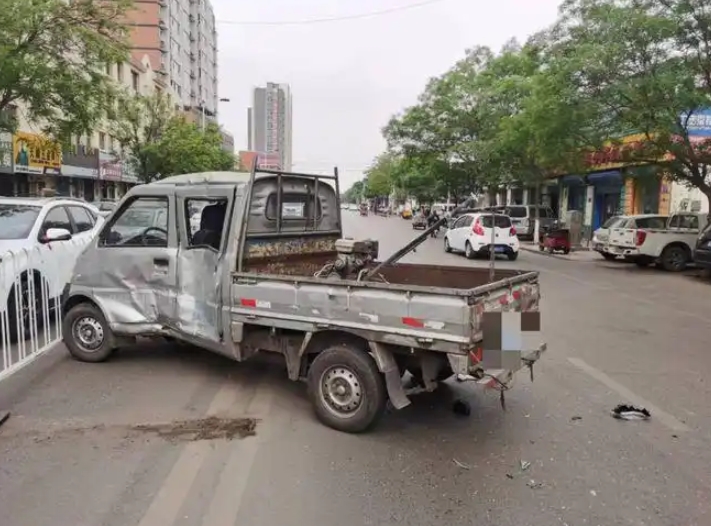 这个世界上，真有只买了交强险就敢上路的车主。
我曾经被一辆小货车撞了，这小货车就