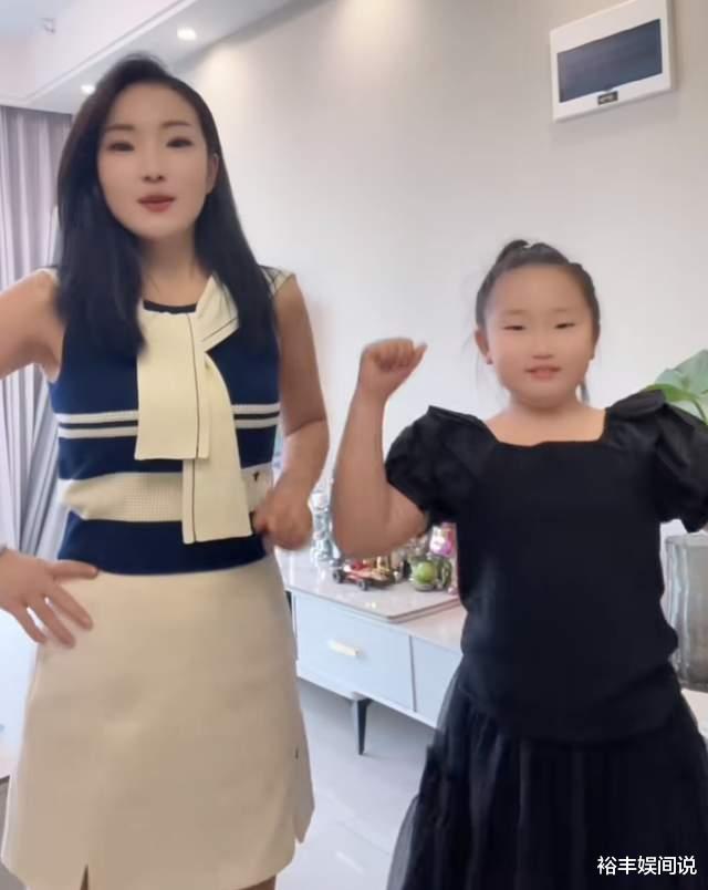 网红杨子钰遭爸爸暴力抢夺，现场哭喊：别打我妈妈，曝详细过程（杨子轩网红个人资料介绍及图片）-第13张图片-九妖电影