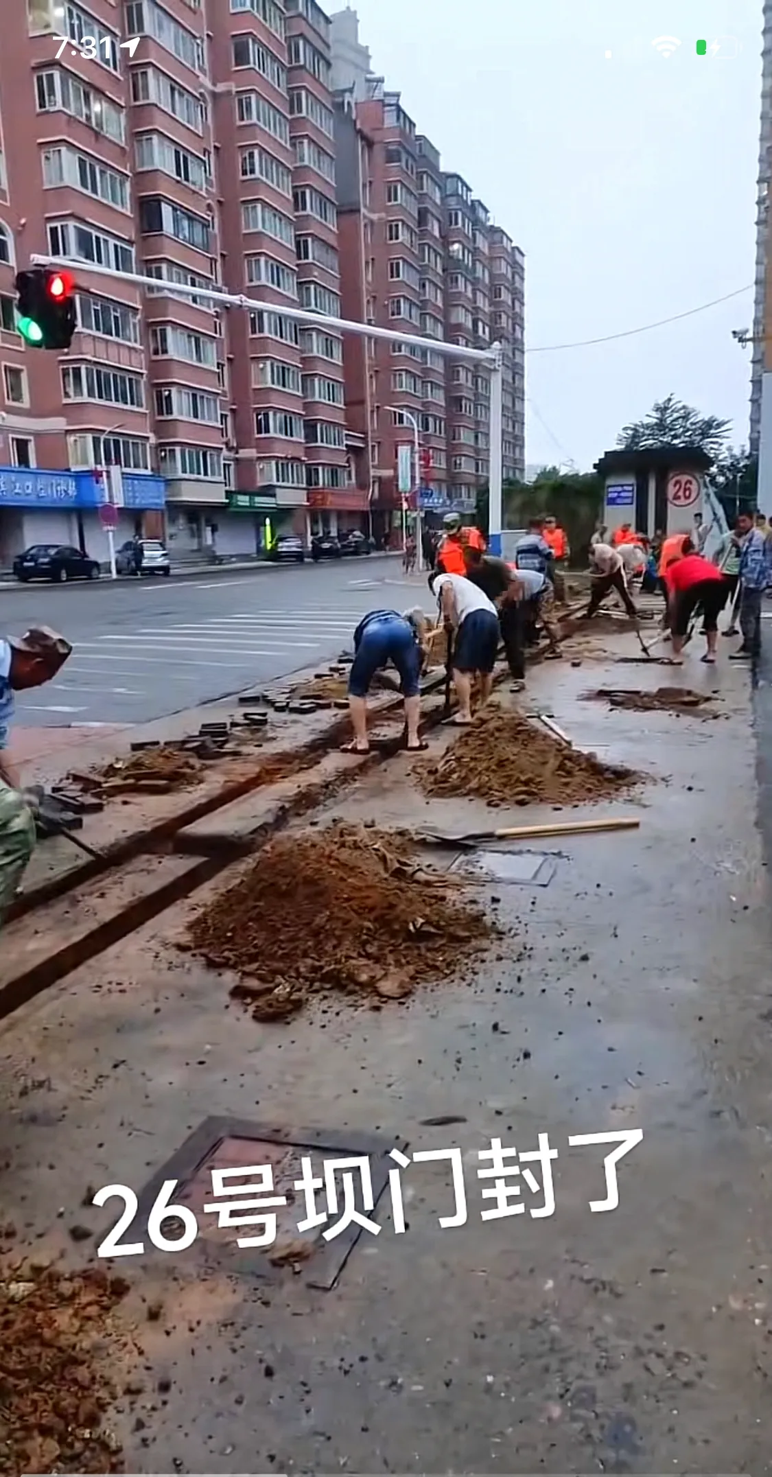 丹东那个防洪坝门真是太牛了，平时就是一条普通的路，但遇到紧急情况时，挖开地面就能