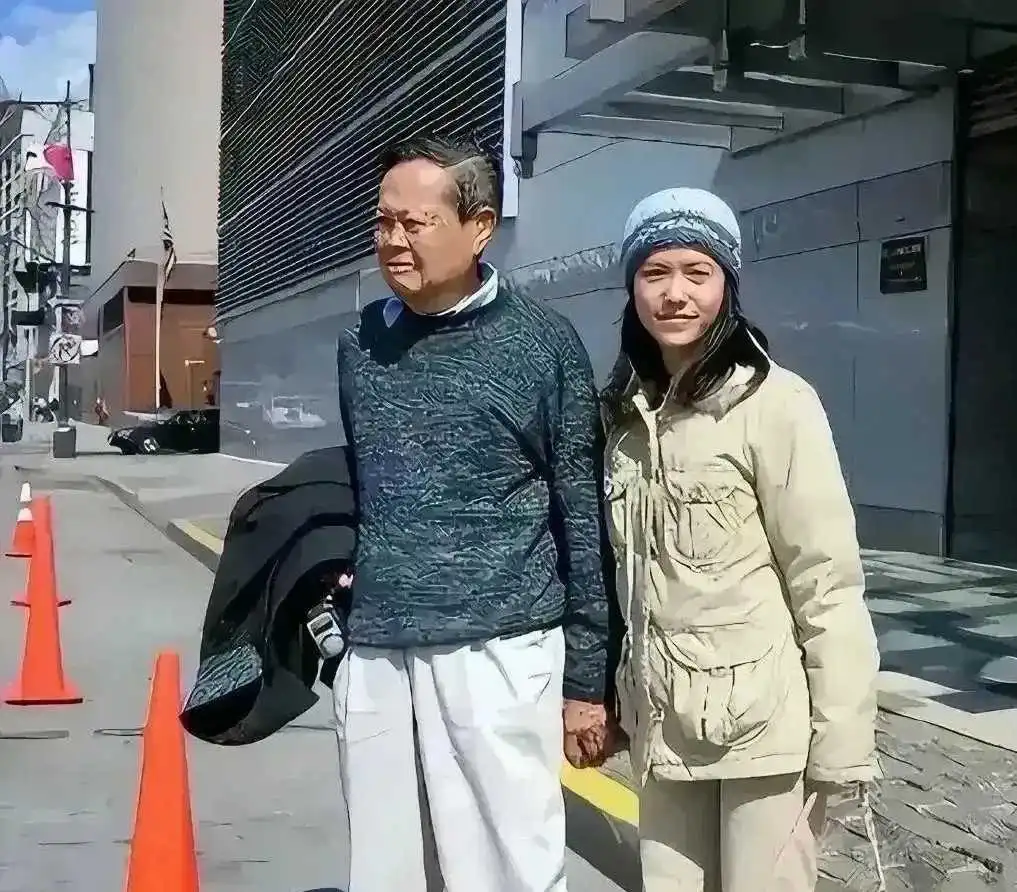 杨振宁102岁了，前不久和翁帆举办了20周年结婚纪念日。

镜头下的杨振宁身穿灰