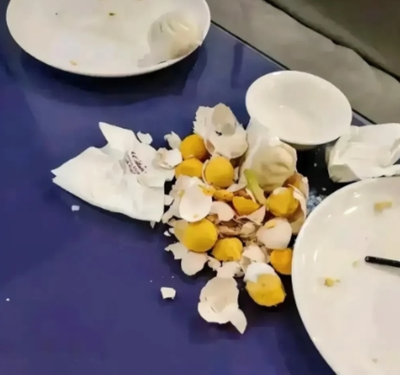 “没挨过饿吗？这么不尊重粮食！”山东，一店家推出早餐5元自助餐，一老汉进来交完钱
