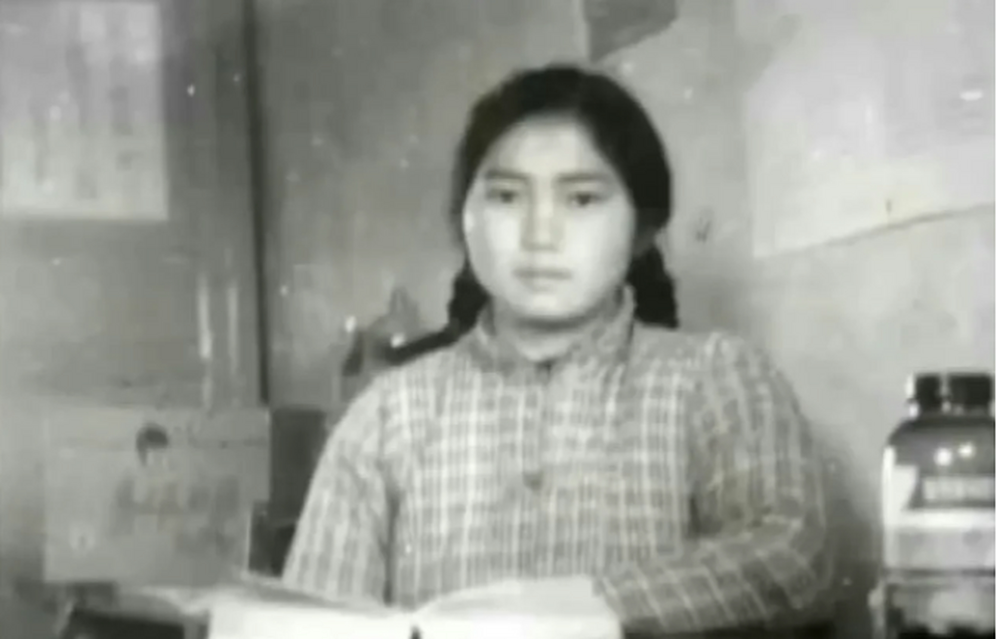 1970年代，李兰娟这位如今声名显赫的传染病学专家，站在浙江医科大学的大门前，留