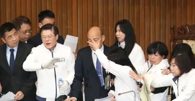 蓝绿大混战，被泼水、推挤摔倒后韩国瑜凌晨终发声！

台立院20日排审“选罢法”、