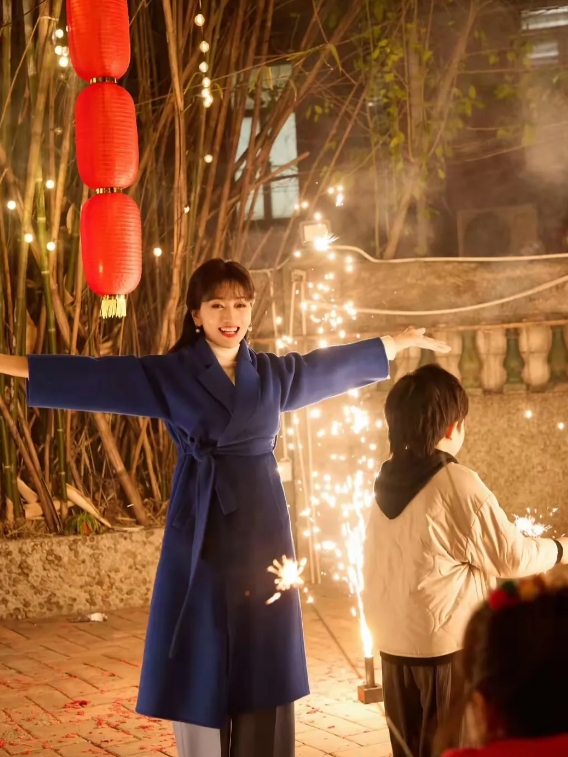 赵雅芝“春晚”回家后，陪家人在一起放烟花，和孩子们一块蹦蹦跳跳，这哪像是个奶奶，