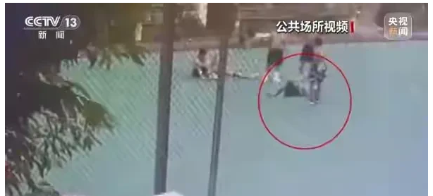 “大快人心！”重庆，一群中学生在篮球场激烈比赛，岂料，一个80岁老人，竟旁若无人
