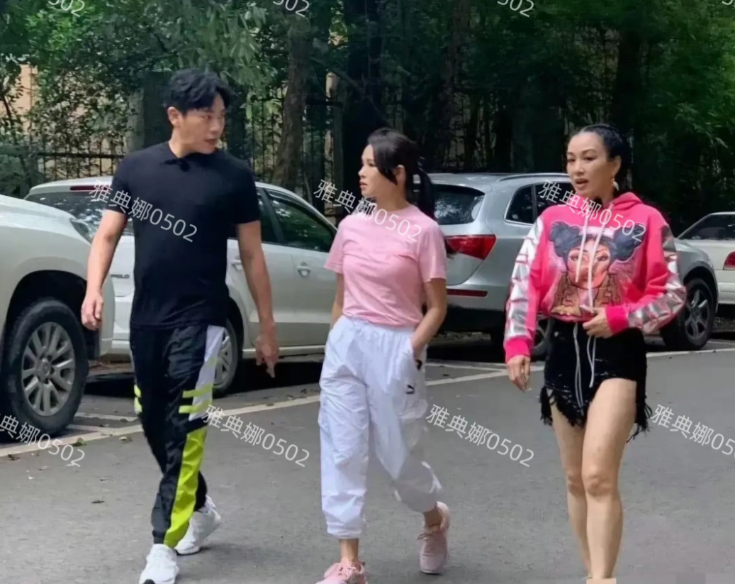 钟丽缇胆子好大，居然敢跟秦昊去爬山！
偶遇伊能静秦昊夫妇跟钟丽缇结伴去爬山，两位