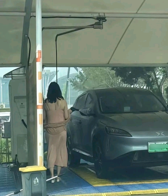 她是在洗车还是在洗澡？！哈哈哈！[开怀大笑][开怀大笑][开怀大笑]