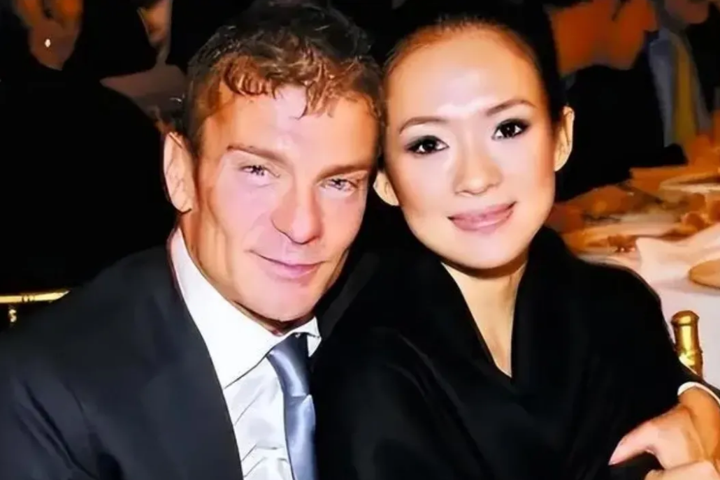 章子怡和她国外的前男友当年这样头靠头合影，两人是完全没有一点点夫妻相啊！果然是中