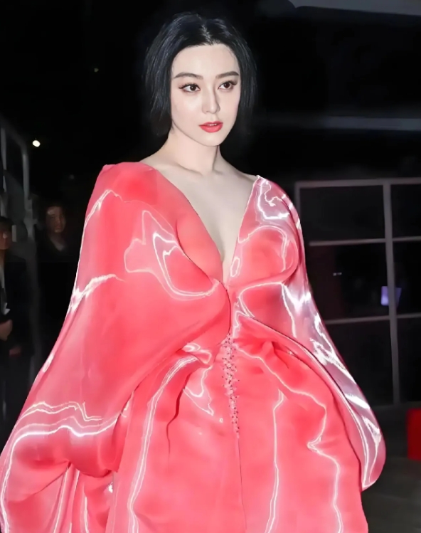 范冰冰是一位演技与美貌并存的演员，人们常常只着眼于她的美貌，却忽视了她的演技。当