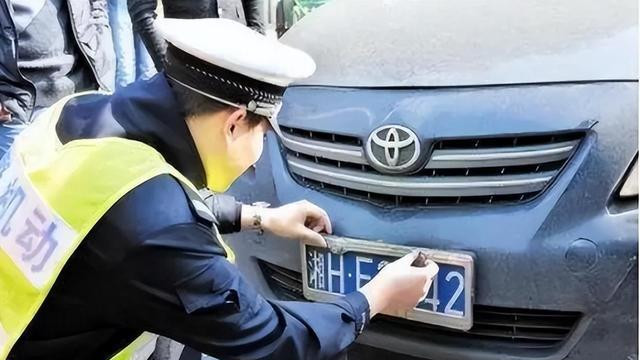 中国车牌有两个字母是禁止使用的！很多人不明白，原因其实很简单