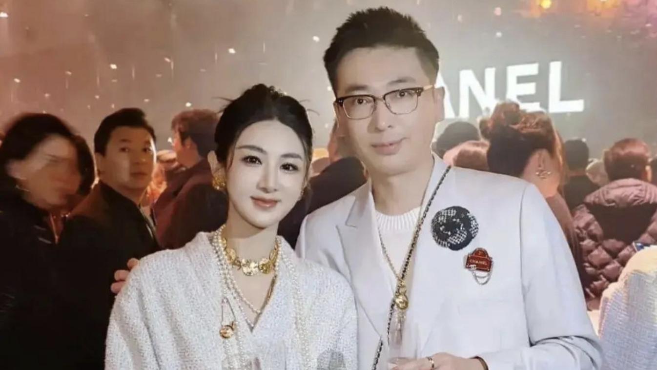 39岁薇娅复出试水回来了，穿黑色抹胸裙容光焕发，脸部面相已认不出，和从前判若两人