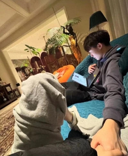 家人们，又有娱乐圈新动态啦！钟丽缇 16 岁的女儿最近疑似恋爱了，这消息一传出，