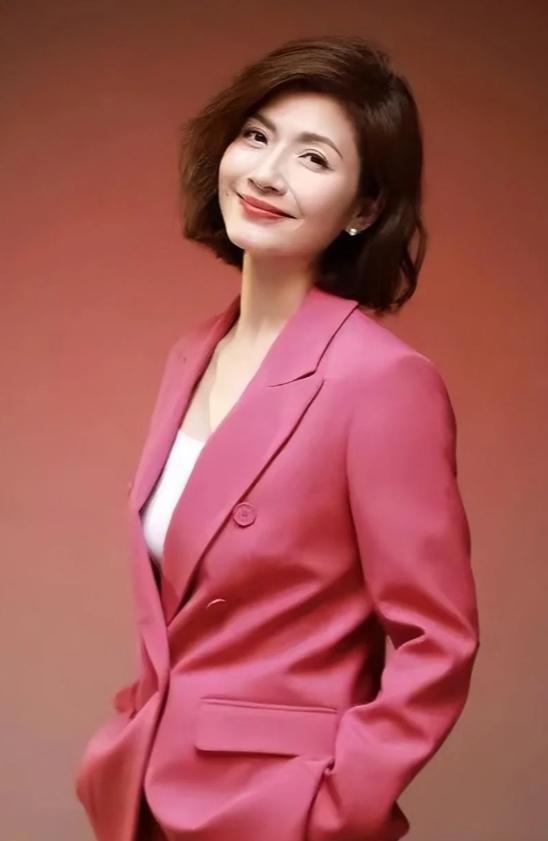 “央视才女”14岁成名，29岁嫁入豪门