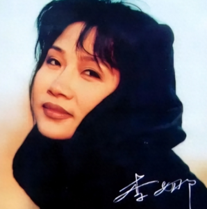 2000年，姜昆在国外偶遇已经出家的李娜，出于好奇，姜昆问她：“你到底为什么出家