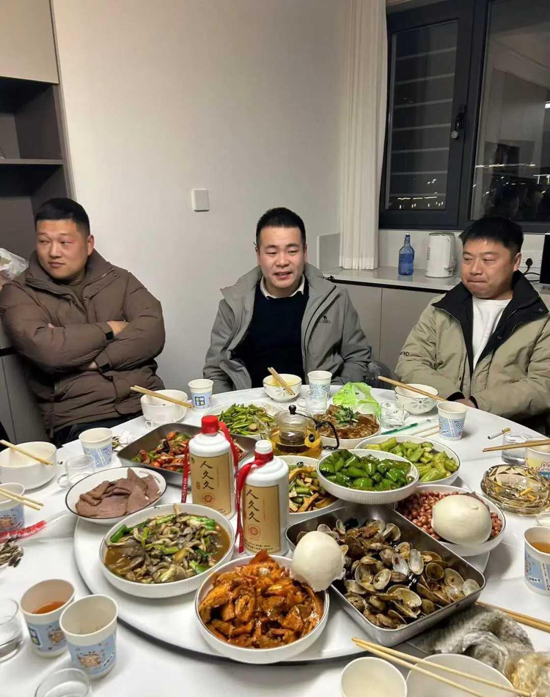 你们会请一大群同事来家里吃饭吗？！哈哈哈哈！[开怀大笑]