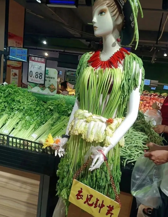 现在菜市场也有模特营销手段了吗？还挺好看的，就是不知道还能不能用了？