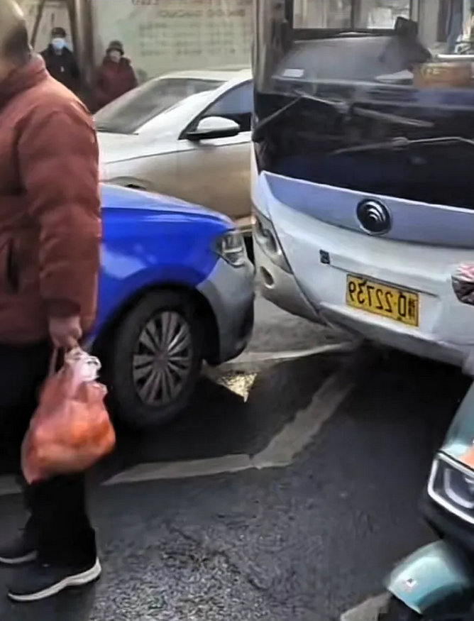 河南平顶山一出租车和公交车“顶牛”，造成路上堵车一个小时，影响交通引起了群众的怨