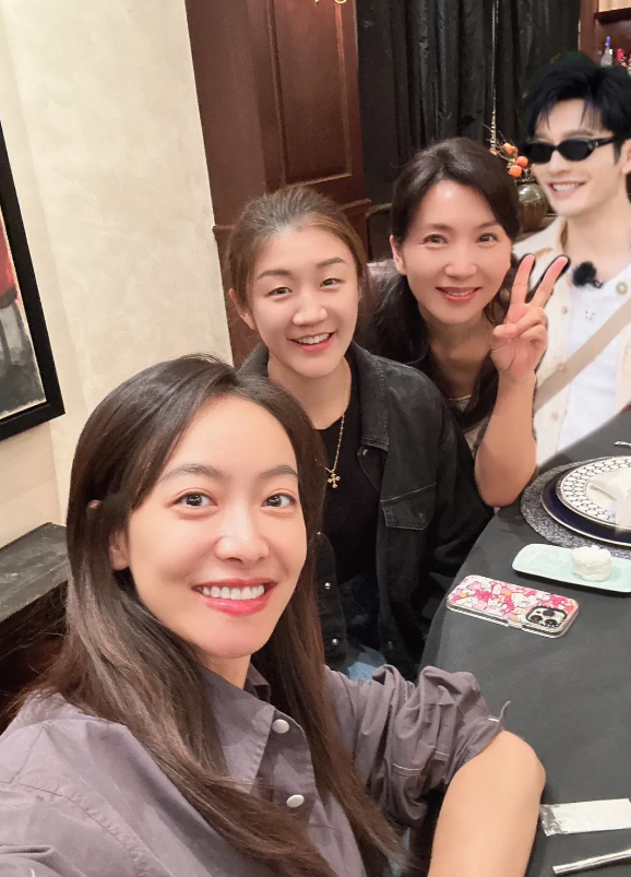 老乡见老乡！与陈梦合影的四位明星

1、宋茜 
今年37岁，山东青岛人，演员、歌