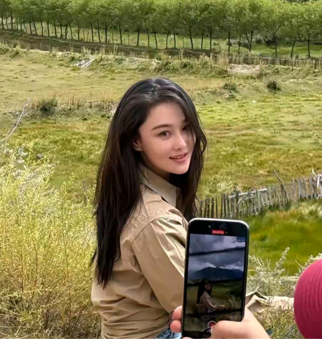 张馨予这个人吧，你也许在电视上看到她，觉得她的长相也就是还好吧。
但我感觉她应该