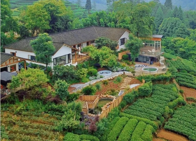 我一个同学，去某地乡镇挂职副镇长，为期3年，因为交通不便，一个月回家一次，跟妻子