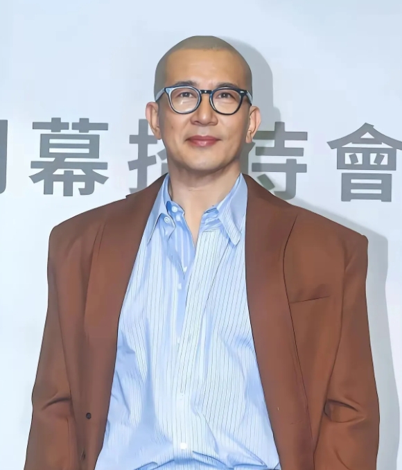 可怜的具划算终于走了！他当初为了爱情千里迢迢，不顾疫情的凶险和隔离，飞蛾扑火般扎