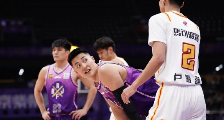北控狂潮席卷深圳！萨林杰三双引爆全场，北控篮板统治力压深圳