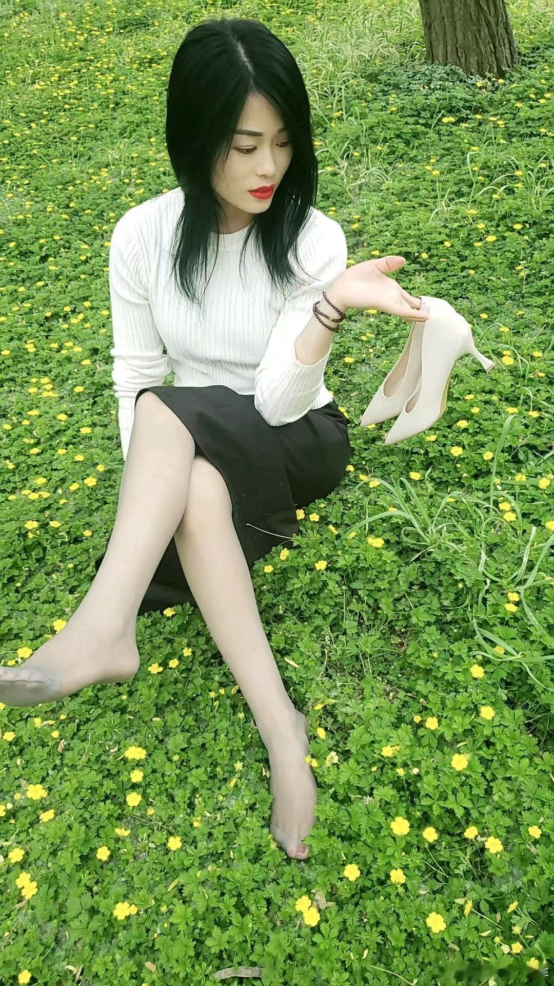 女朋友说早知道来郊外就多穿点哈哈哈哈