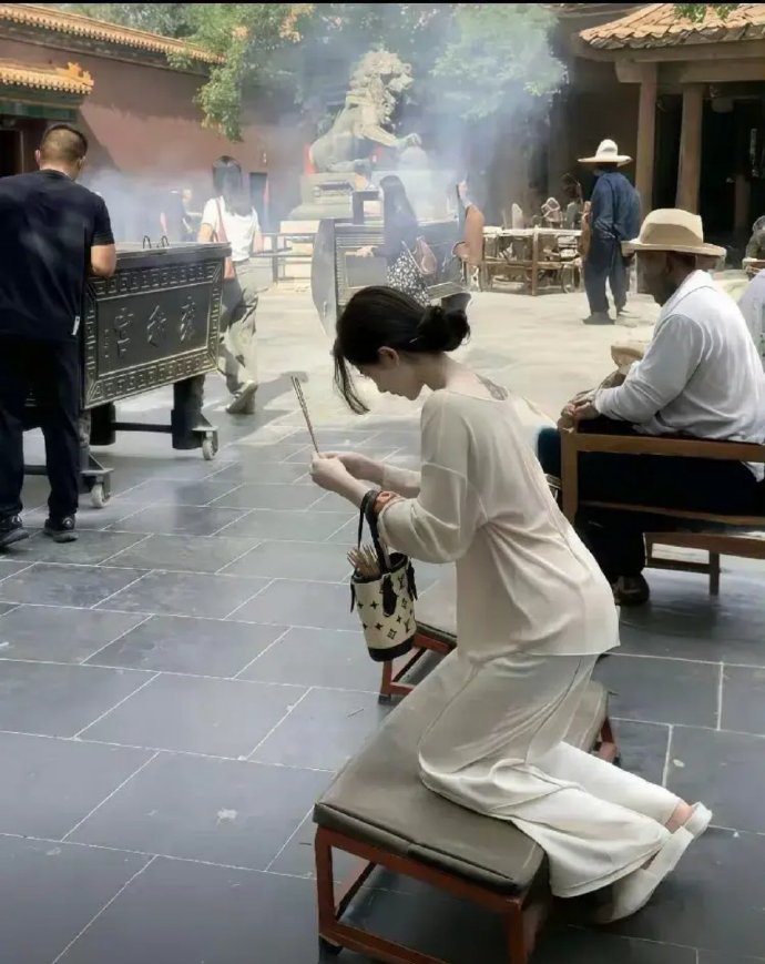 穿成这样，手里拿着LV，还去烧香拜佛，有钱人也有烦恼吗？ ​​​ 