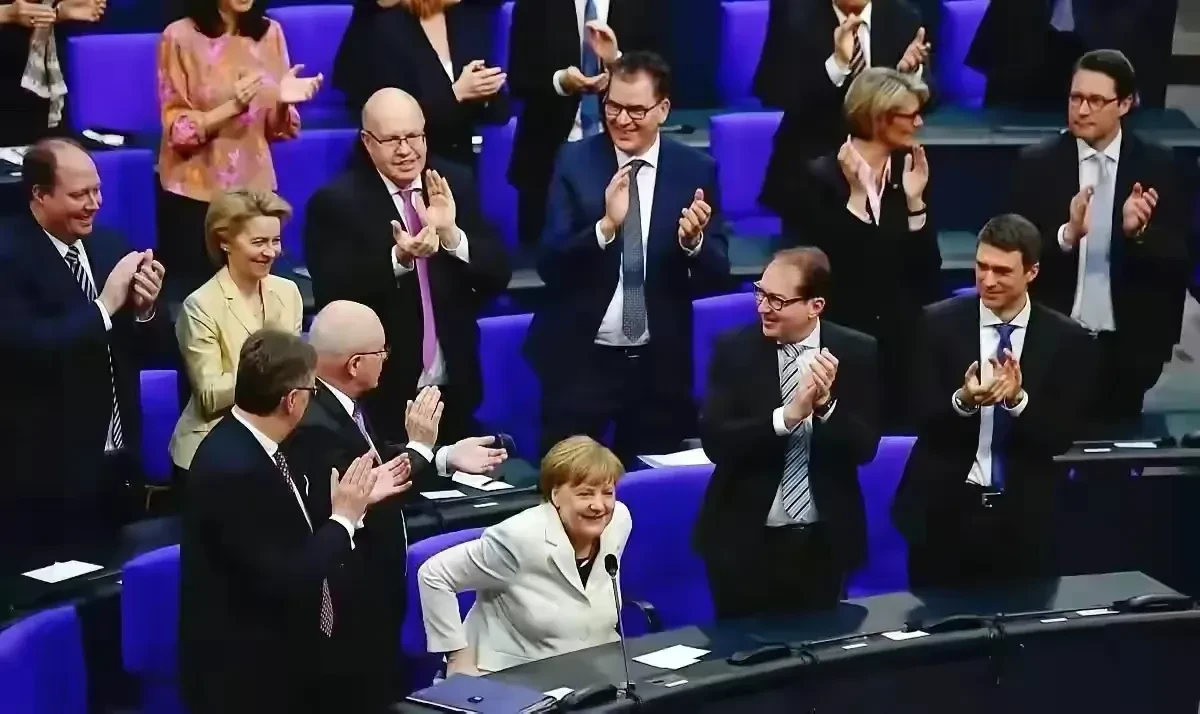 欧盟主席为什么不选默大妈出来呢？我觉得原因有三项:

一、默大妈既然已经卸任了德