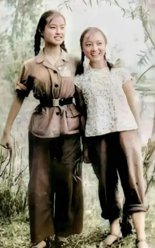 小时候的刘晓庆和妹妹
仔细一看，晓庆和妹妹长的不太像
晓庆小头小脸身材高挑，妹妹