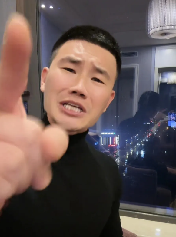 演员谢孟伟对自己下手太狠，刚刚直播到凌晨扇自己耳光，脸都打肿，嘴角还打出很多的血