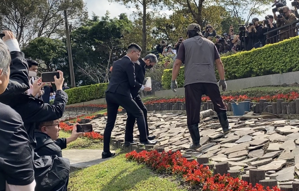 络绎不绝的悼念人流！说明了人们对琼瑶老师的喜爱之情！
 
天堂里的你，看到如此画