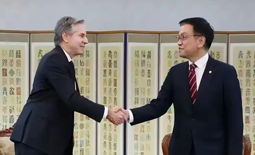 真跑了？布林肯离开韩国不到24小时，韩媒拍到了尹锡悦防弹车！
林肯这次对韩国的访