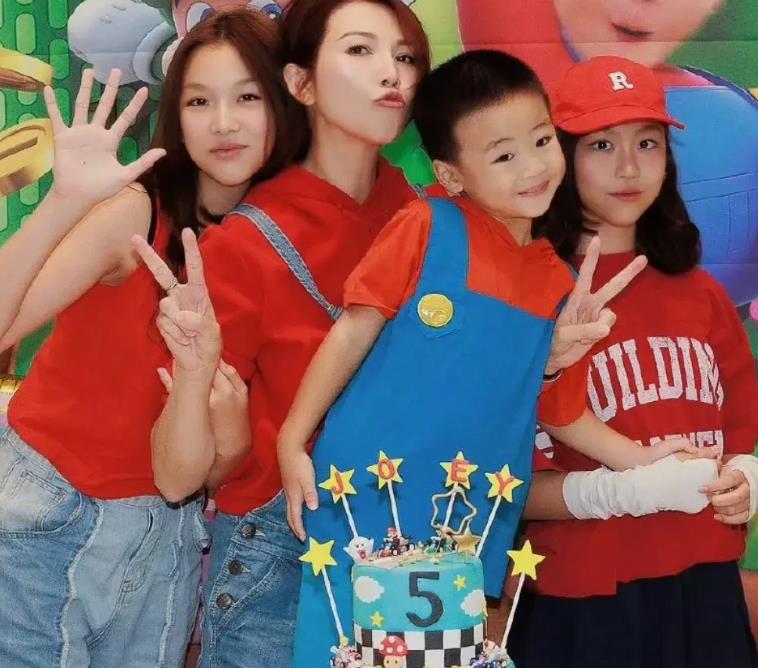 蔡少芬为儿子庆生，13岁大女儿烫头发好成熟。
 
还是挺幸福的，年轻时当明星，钱
