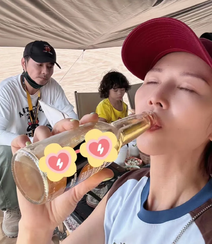 蔡少芬一家在银川，四岁的儿子跟爸爸长得一模一样，一头卷发好可爱。
蔡少芬30年前