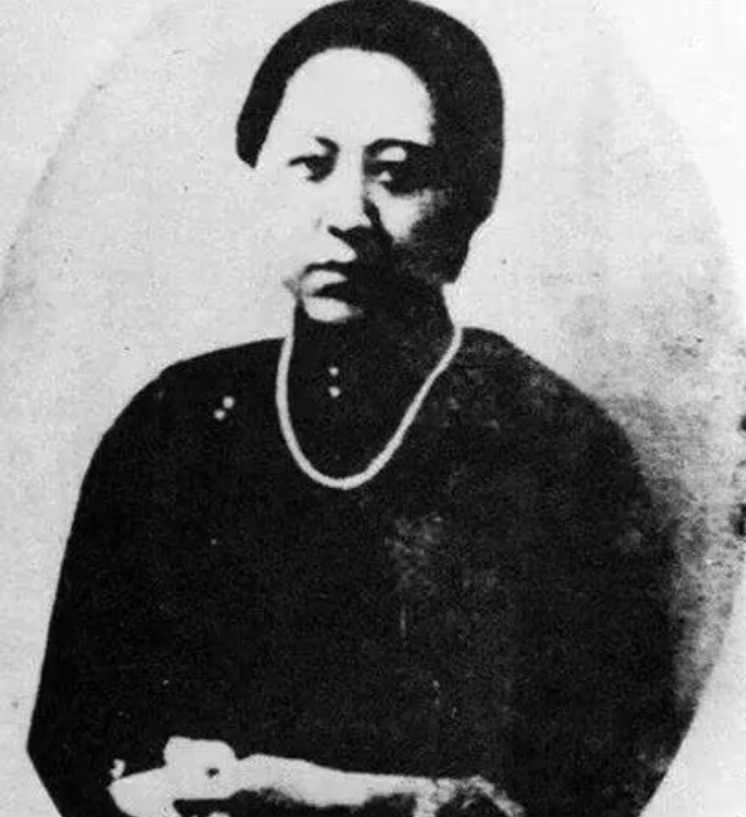 1928年，风云变幻的东北，张作霖遇袭，命悬一线。而五夫人张寿懿，却在悲痛中展现