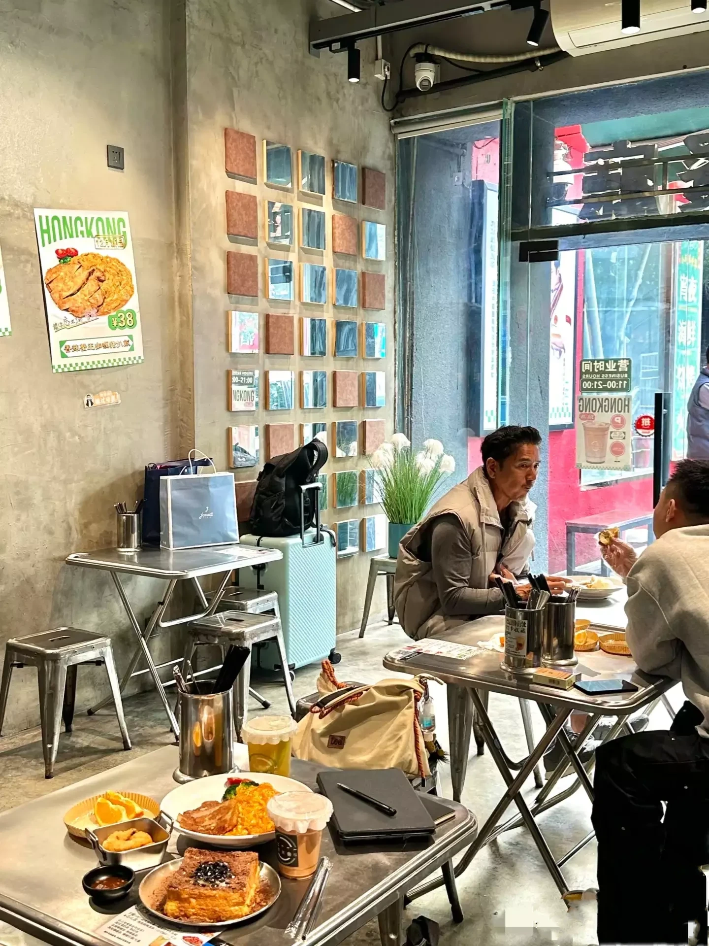 这个人好眼熟啊，但是不知道是谁，
不知道是不是我印象中的那个tvb演员？