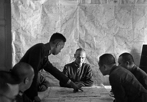 1949年11月15日上午，蒋介石召集在重庆的军政要员召开紧急军事会议，商议防御