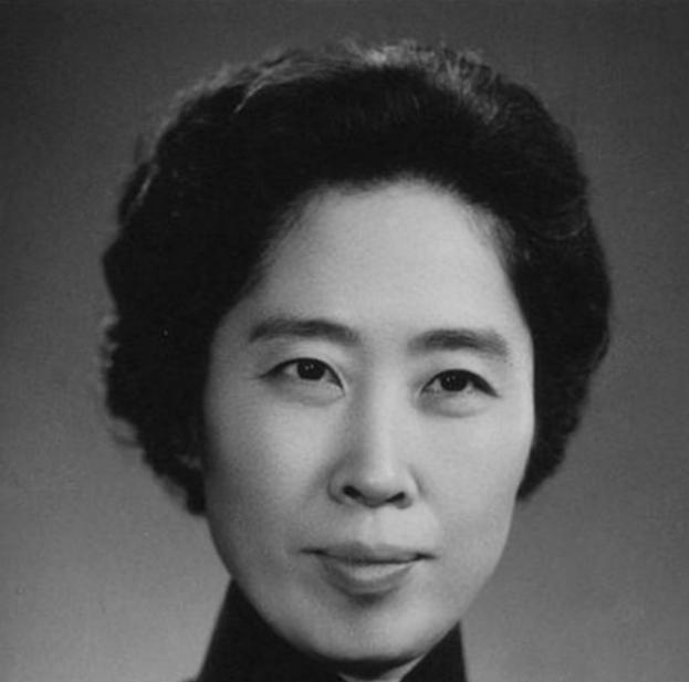 2006年，王光美病逝，临终前，她突然向女儿刘亭抱拳作揖，用尽全身力气说：“女儿
