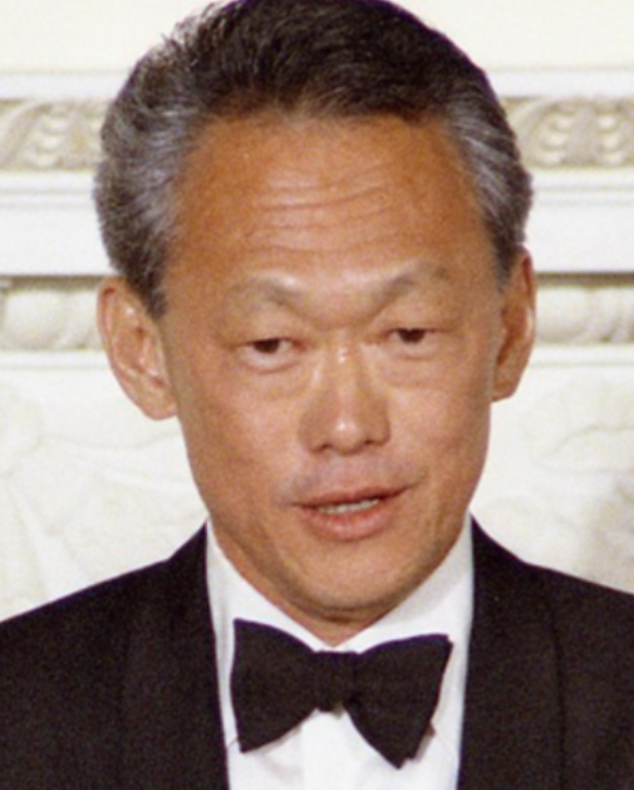 1965年新加坡被迫独立，国民希望将汉语确立为国语，但李光耀却态度坚决，宣称汉语