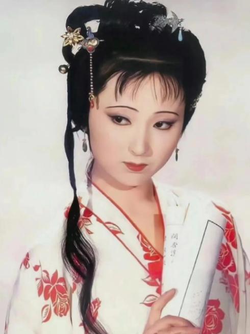 林黛玉和薛宝钗穿同一件衣服。
不得不说，林黛玉还是更胜一筹。
出了戏里，薛宝钗就