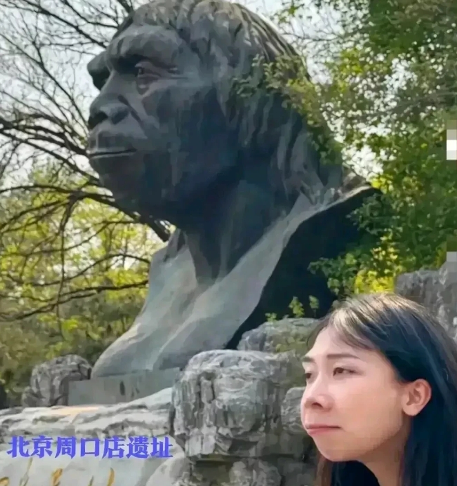 北京，有一名女子跟家人到北京周口店遗址游玩，她们在参观一尊铜像的时候，女子的爸爸