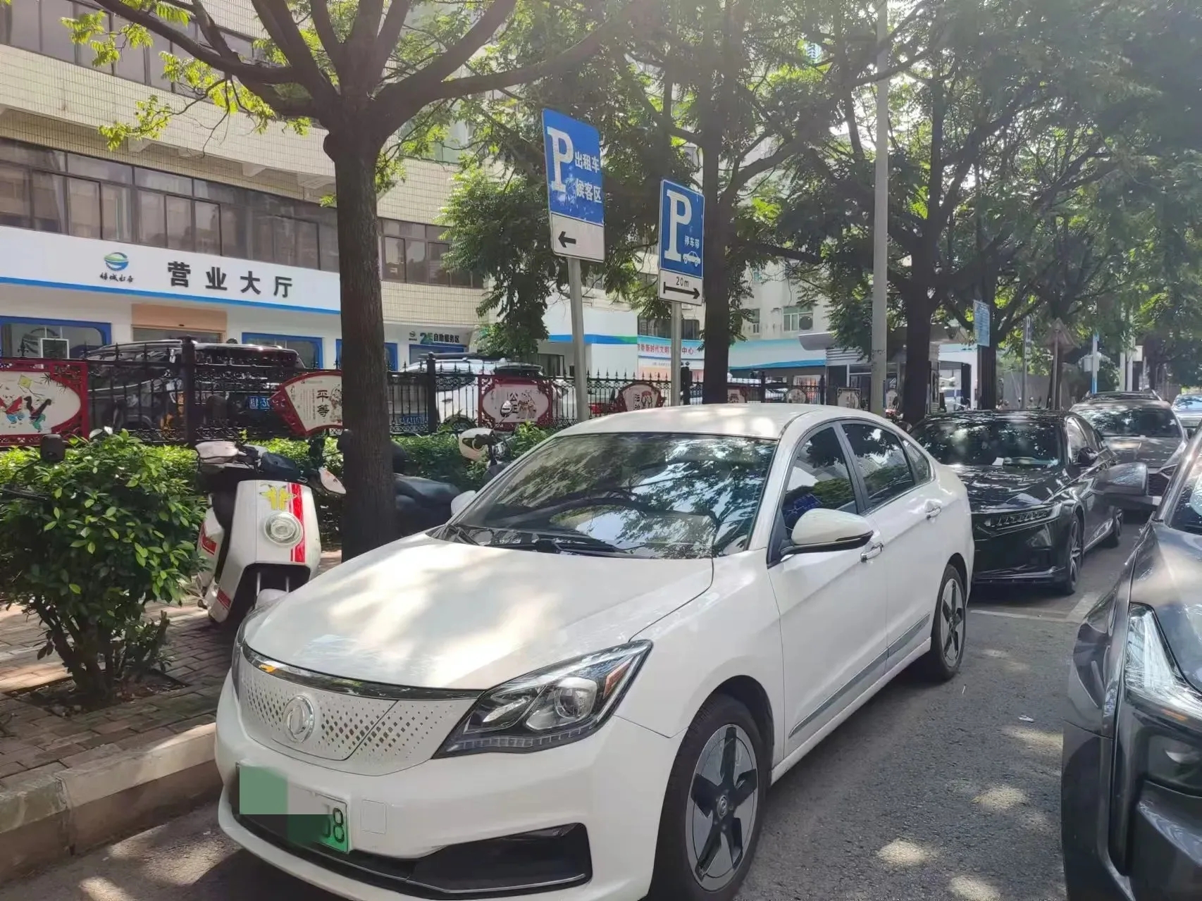 我们再来想一点更远的事情。对于乘客来说，平台抽成就低一点点，他们的出行成本也就相