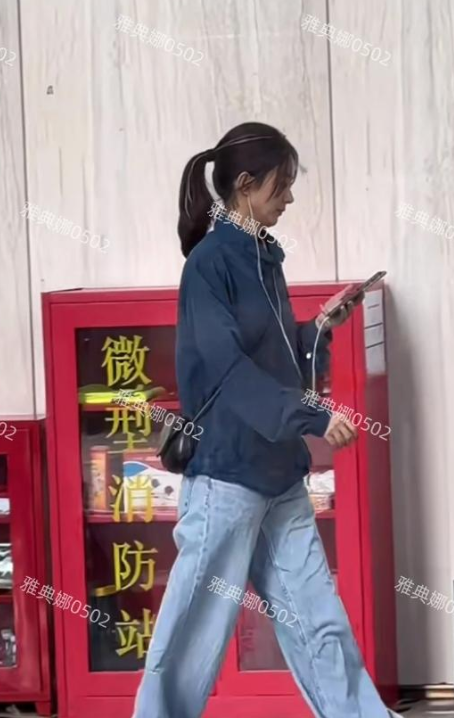 重庆偶遇赵丽颖，个子不高，晒黑了很多，瘦瘦小小的，素颜不惊艳，本人不年轻，能看出