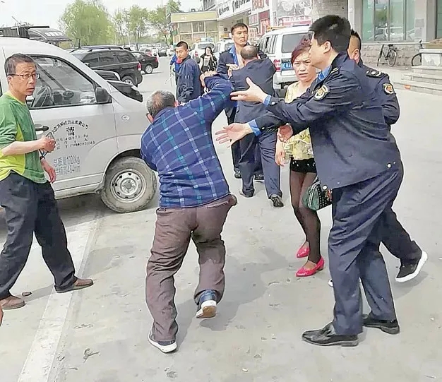 广西百色，男子挑着75公斤猪肉，准备拿到集市上售卖。结果刚卖掉51公斤，一群穿着