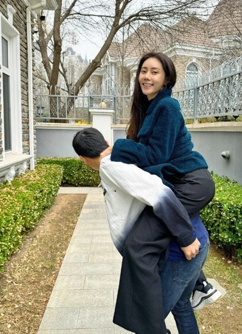 笑晕了！
于晓光难得秀恩爱，展示他和秋瓷炫的幸福生活，试图打造妻奴人设
评论区却