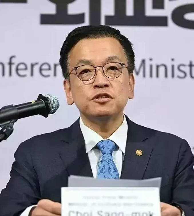 万万没想到，代理总统崔相穆要做的首件公事，竟然是它！

崔相穆一天连升三级代行总
