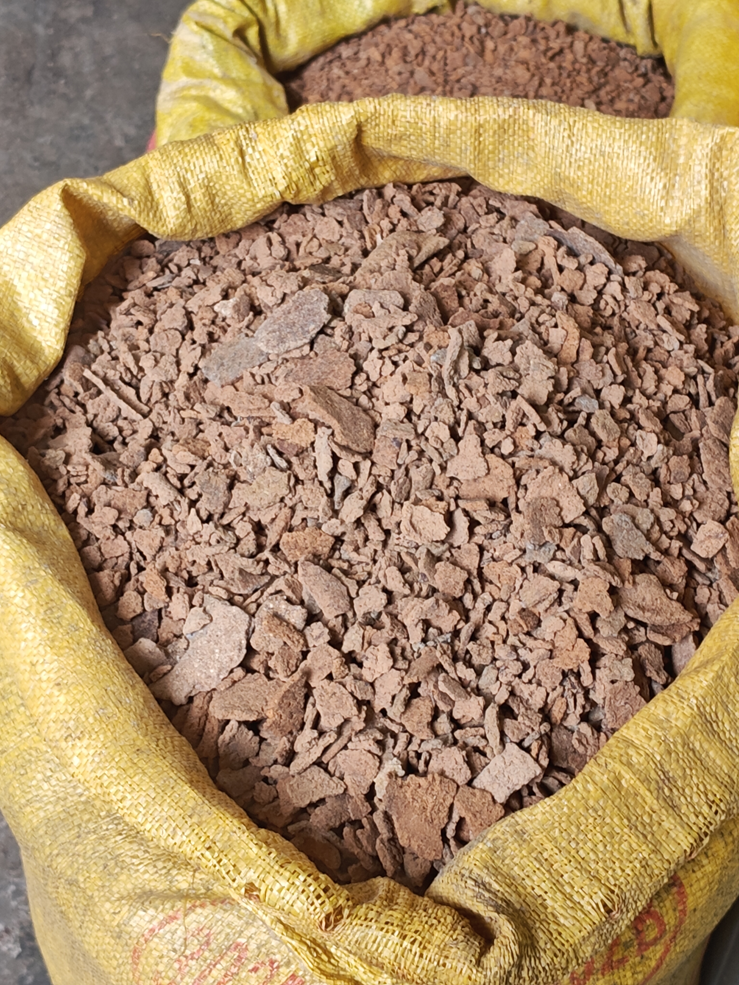 茶麸和花生麸。广西特产店，茶油花生油副产品。这种状态都是用的热榨法。1-2是茶麸